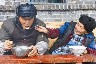 103歲老翁送105歲老伴“蔬菜花卉”做禮物(圖)