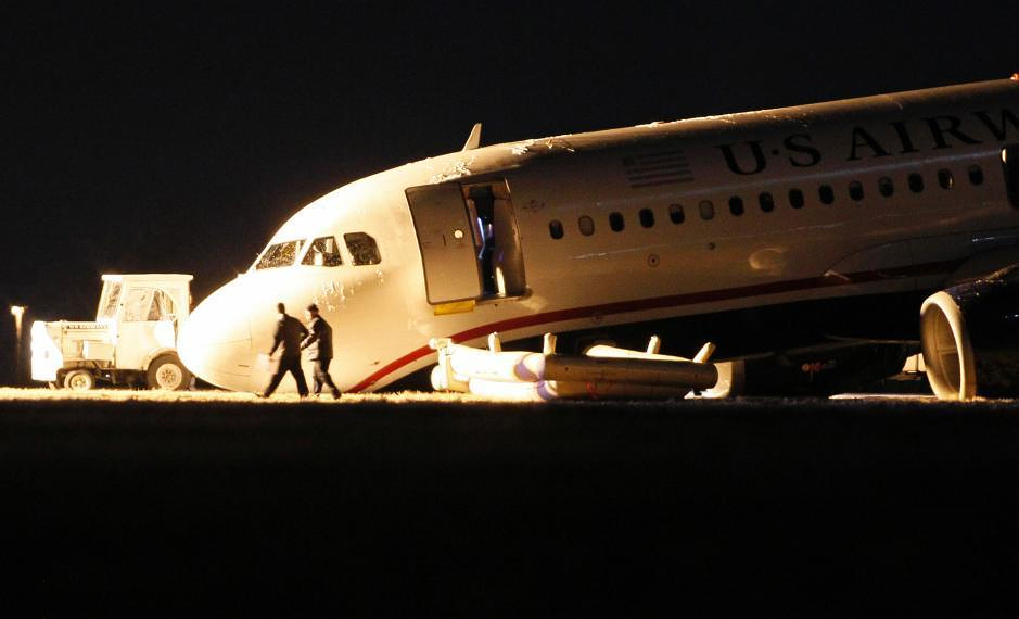 全美航空一客機故障放棄起飛-機頭觸地4