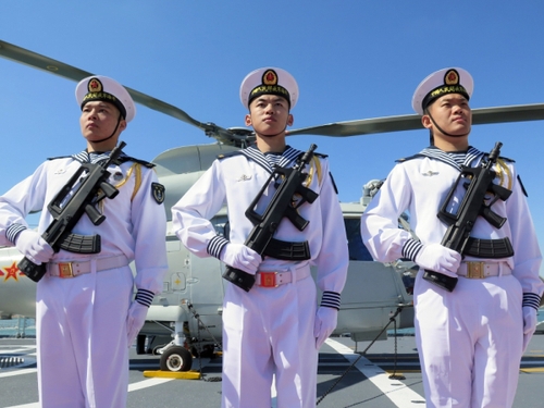 5月5日，在突尼斯拉古萊特港，中國海軍第十六批護航編隊戰(zhàn)士列隊展示。