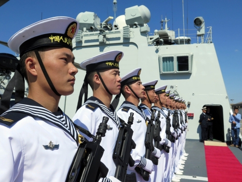 5月5日，在突尼斯拉古萊特港，中國海軍第十六批護航編隊戰(zhàn)士列隊展示。