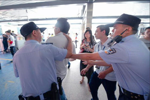 組圖：北京部分地鐵站加強安檢-乘客排長龍2