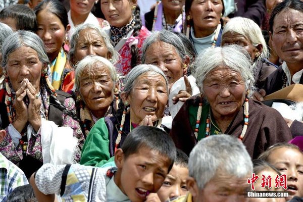 圖為8月14日，阿里地區(qū)普蘭縣信教民眾迎接班禪。 李林 攝