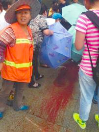 孕婦當街生子路人撐傘圍成愛心產房-雨水冰冷溫情不冷3