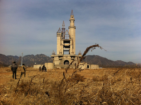 上世紀(jì)90年代在北京昌平區(qū)開始修建的北京沃德蘭游樂園耗資8000萬英鎊，初衷是打造成媲美迪士尼的樂園，每年吸引數(shù)百萬游客。但1998年因開發(fā)商與土地所有人產(chǎn)生矛盾暫停建設(shè)。