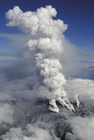 9月27日，位于日本長野和岐阜縣之間的御岳山噴出火山灰。新華社發