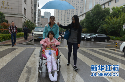 住院當天，路上下起了小雨，記者為她撐起了雨傘。