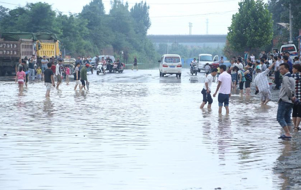 道路積水嚴重村民水中撈車牌賣錢-一個要價100元2