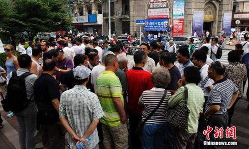 資料圖：6月13日，位于上海廣東路的申銀萬國黃浦營業部門前人頭攢動，沉寂了很長一段時間的“馬路股市沙龍”重現上海街頭。湯彥俊 攝