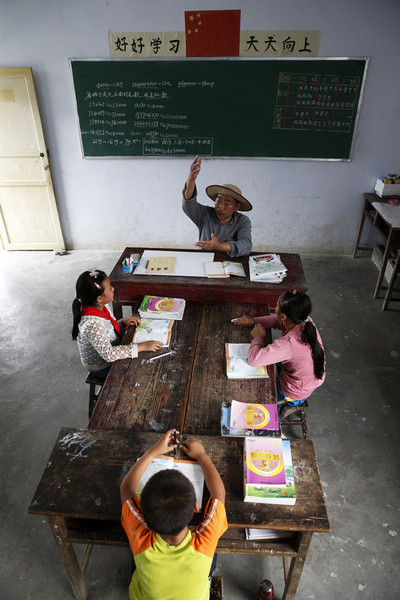 重慶市黔江區太極鄉新陸村小學坐落在大山中，交通不便，隨著多年的人口外流，這學期只剩下3名四年級學生和鄔榮祿一名老師。