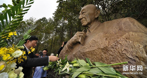 11月30日，吳清源銅像在鳳凰古城揭幕。1