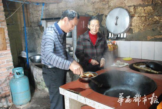 非遺繼承人曹紹明向母親學做東坡肘子