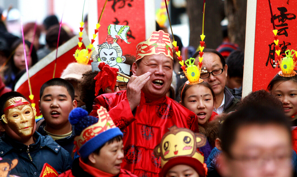 2月4日是中國傳統節氣立春，北京東四街道社區居民頭戴金猴頭飾參加“春官春吏報春”活動。