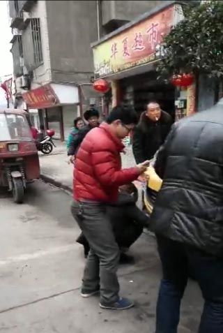 眾人抬車救人。圖據網友現場視頻截圖