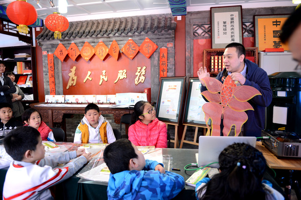 劉賓老師教孩子們國家級非物質(zhì)文化遺產(chǎn)“曹氏風(fēng)箏”的制作和傳承故事。