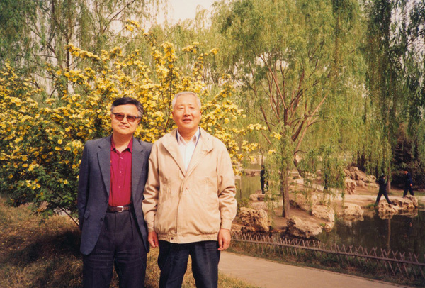 1994年，于是之和童道明在紫竹院公園合影