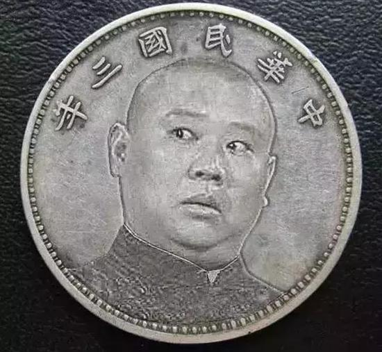 郭德綱喜歡收藏文玩已經(jīng)不是什么秘密了，無論是出席活動，還是自己外出，都會佩戴一些文玩手串。來考考大家的眼力，能不能從圖片中看出他帶的是什么？