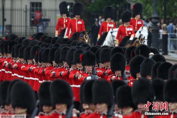 英國女王90大壽慶典 皇家衛兵齊刷刷帥氣亮相3