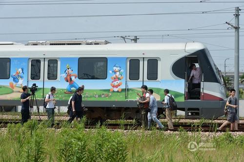 2016年6月14日，上海地鐵迪士尼主題列車在地鐵川楊河基地正式亮相，該車身及車廂內(nèi)部噴有迪士尼經(jīng)典卡通人物形象，包括米老鼠、唐老鴨等，該主題列車將于16日中午正式運(yùn)行。賴鑫琳 攝