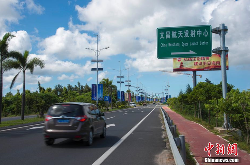 6月24日，文昌航天發射中心的路牌矗立在海南省文昌市旅游大道旁。長征七號運載火箭發射日期臨近，中國首個濱海航天發射中心——文昌航天發射場所在地海南省文昌市龍樓鎮將迎來“首發”，中國的“卡納維拉爾角”正揭開神秘面紗。中新社記者 駱云飛 攝