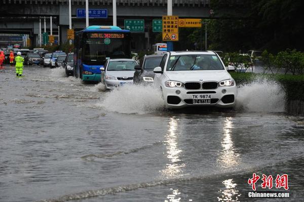 臺風“妮妲”來襲 深圳部分路段積水交通受阻