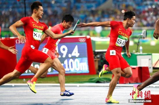 北京時間8月20日上午，在里約奧運會男子4x100米接力決賽中，由博爾特領銜的牙買加隊如愿衛冕，這也是博爾特在三屆奧運會上斬獲的個人第九枚金牌。美國隊被取消成績，日本隊收獲銀牌。由湯星強、謝震業、蘇炳添、張培萌組成的中國隊最終排名第四。圖為中國隊在比賽中。<a target='_blank' href='http://www.chinanews.com/' >中新網</a>記者 富田 攝