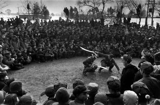 1957年，在北京北郊的村子里，由工農合作社組織的慶祝農歷新年的表演，由京劇演員和農民共同參演。