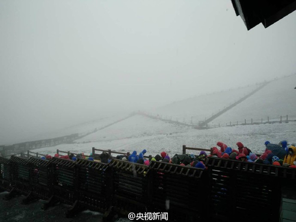 長白山下起今年入秋以來第一場雪，目前景區主峰臨時關閉