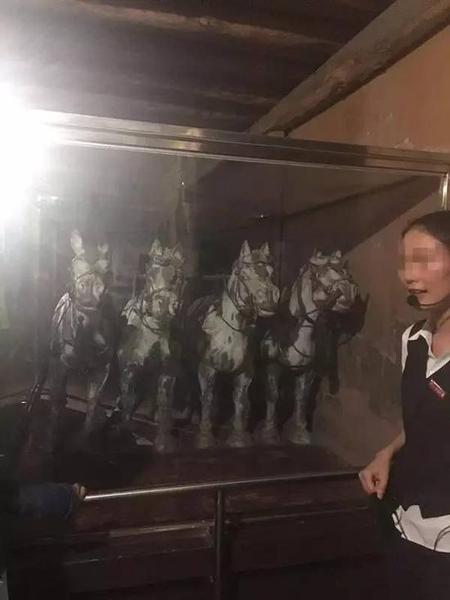 世界八大奇跡館展品：兵馬俑銅車馬（旁邊這位工作人員是真人！）