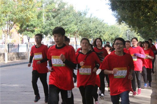  10月23日，河北民族師范學院，學院PK“迷馬”挑戰中，身著院服的同學們，隊形緊湊，每個人都努力奔跑。 李辰陽／攝