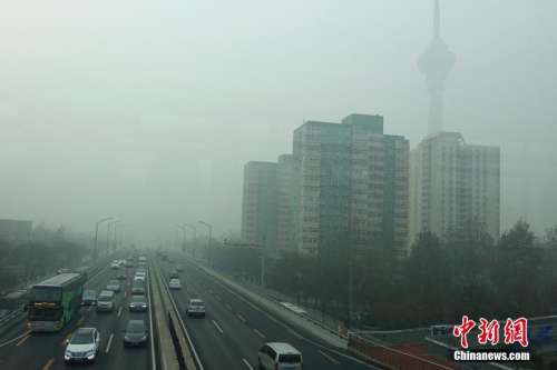 12月20日，北京西三環(huán)籠罩在霧霾中，因單雙號限行路上車輛明顯減少。<a target='_blank' href='http://www.chinanews.com/'>中新社</a>記者 盛佳鵬 攝