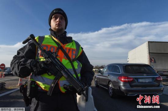 當地時間2016年12月22日，法國Ottmarsheim，德國警察在德法邊境檢查過往車輛。德國對卡車恐襲疑犯發出全歐范圍通緝令，懸賞10萬歐元。