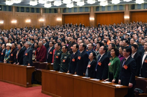 3月13日，全國政協(xié)十二屆五次會(huì)議在北京人民大會(huì)堂舉行閉幕會(huì)。這是委員們高唱國歌。