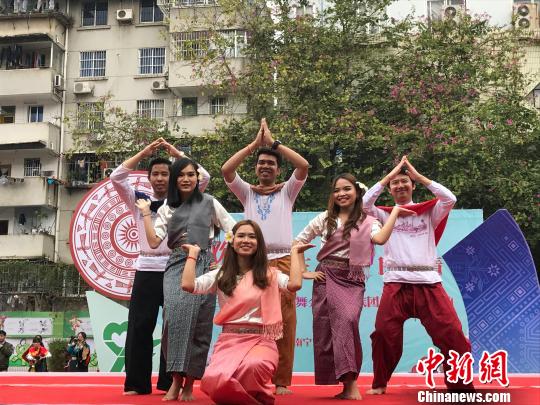 圖為廣西醫(yī)科大學的留學生身著各自國家的傳統服飾在現場表演。鐘建珊 攝