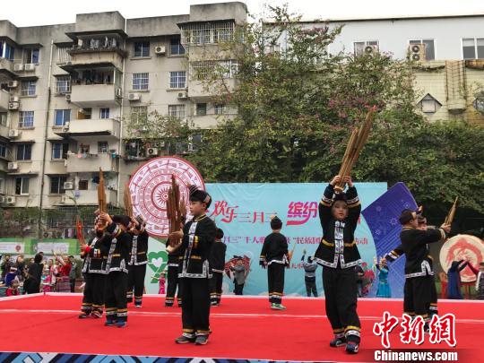 圖為小學生們身著壯族服飾表演節(jié)目。鐘建珊 攝