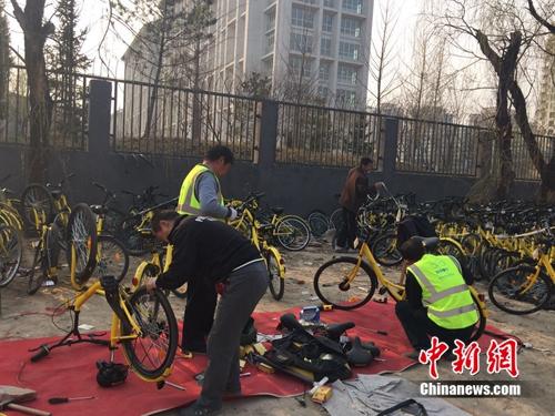 在北京某個共享單車維修點，修車師傅正在工作。<a target='_blank' href='http://www.chinanews.com/' >中新網</a> 吳濤 攝