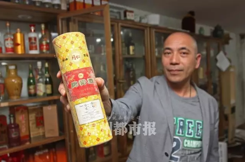 男子30年間收藏上千瓶酒 最貴的一瓶能買一套房