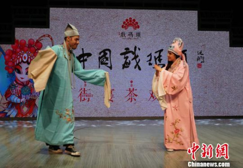 兩位外籍人士穿上戲服現(xiàn)場演繹了一段?！O權(quán) 攝