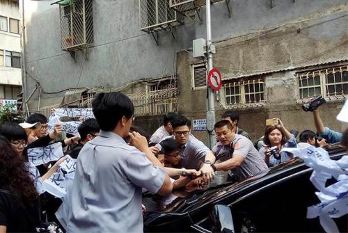 大觀自救會早上突襲“行政院長”住家，阻擋載林全上班的座車，抗議者將座車拖延在巷道內約20分鐘，后遭警察排除，林全座車揚長而去。(圖片來源：臺灣《中時電子報》)