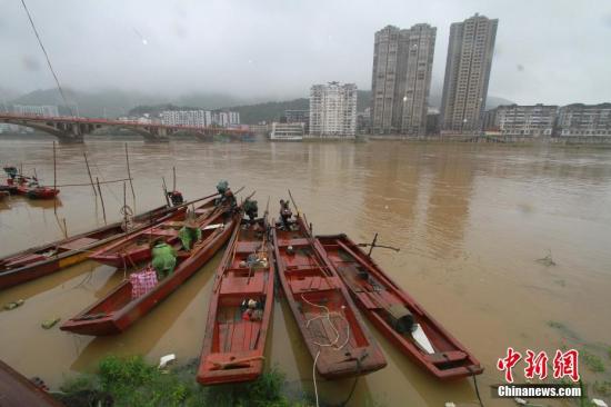 資料圖：福建順昌閩江上游富屯溪漁民正在整理船只。<a target='_blank' href='http://www.chinanews.com/'>中新社</a>記者 陳柏材 攝