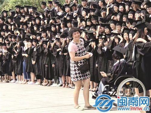 母親抱腿疾女兒求學15年 大學4年每日往返兩地