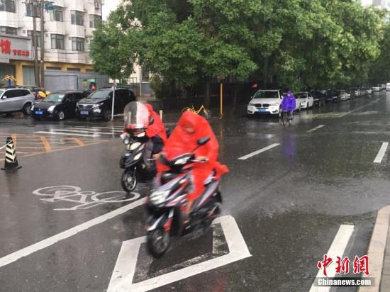 圖為北京市民雨中騎行。 <a target='_blank' href='http://www.chinanews.com/' >中新網</a>記者 富宇 攝