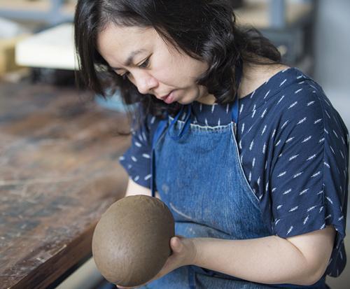 7月6日，來(lái)自臺(tái)灣的藝術(shù)家王怡惠正為自己的作品塑形。