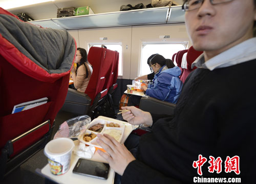 圖為G801次列車一等座席的乘客在品嘗列車提供的餐食。<a target='_blank' href='http://www.chinanews.com/' _fcksavedurl='http://www.chinanews.com/'></table>中新社</a>發(fā) 侯宇 攝