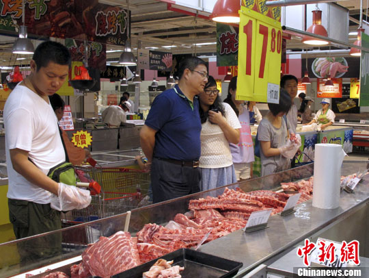 資料圖：北京市市民在超市選購豬肉。<a target='_blank' href='http://www.chinanews.com/'>中新社</a>發 李慧思 攝