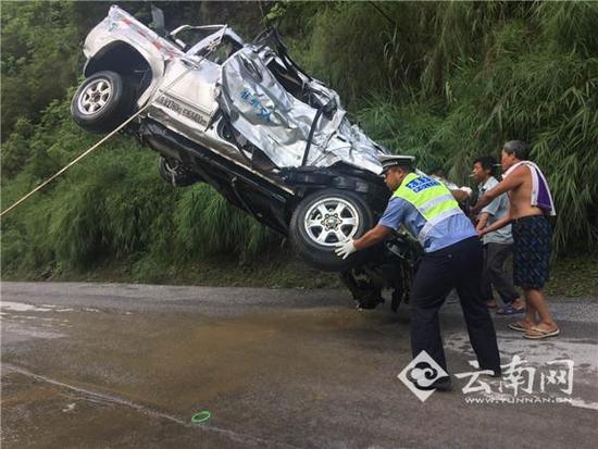 男子開車刷朋友圈 墜入10米深河中溺亡