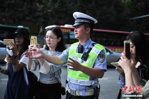 資料圖：昆明交警網絡直播執法，邀請網友圍觀。 <a target='_blank' href='http://www.chinanews.com/'>中新社</a>記者 劉冉陽 攝