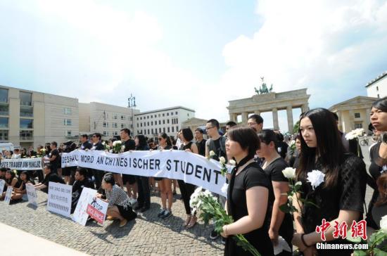 資料圖：當地時間6月5日下午，德國首都柏林約200名華人自發在柏林標志性建筑勃蘭登堡門前舉行集會，沉痛悼念不幸遇害的中國籍留學生李洋潔。一些德國友好人士也參加了此次悼念活動。 彭大偉 攝