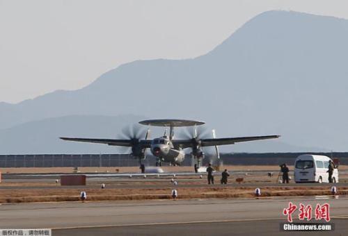 資料圖：當地時間2月2日，5架來自美國的E-2D新型預警機抵達美國海軍陸戰隊駐日本巖國市的航空基地，替代目前部署在那里、仍然使用E-2C型預警機的第115中隊。這也是這種新型預警機首次被部署到亞洲地區。