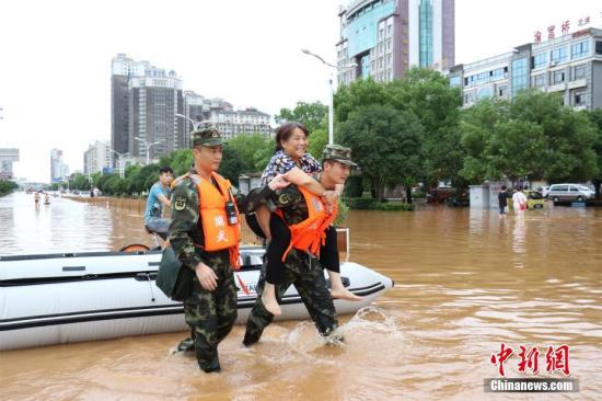 連日來，湖北咸寧地區普降大到暴雨，導致城區咸寧大道、銀泉大道、玉泉街、書臺街等多條城市主干道嚴重積水，最高積水深度達1.5米。8月13日下午1時許，武警咸寧支隊接到任務后，出動50名官兵、6臺車輛，赴咸寧城區救援，共轉移受災民眾300余人，轉運受損拋錨車輛20余臺，疏通城市主干道5條。 何彥卿 攝