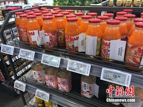 無(wú)人超市所售商品中，飲料居多。<a target='_blank' href='http://www.chinanews.com/' >中新網(wǎng)</a> 吳濤 攝